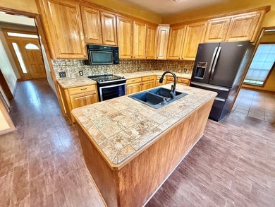 Stunning 3BR/2.5BA Two-Story Home in Hemphill, TX Prime Location - photo 4