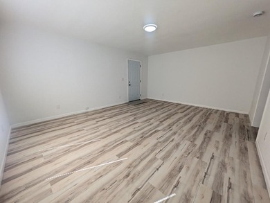 Spacious singlefamily residence plus commercial warehouse on one - photo 18