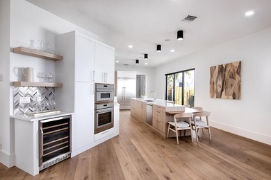 Elegant fully renovated 3 bedroom 3.5 bath single level home - photo 21