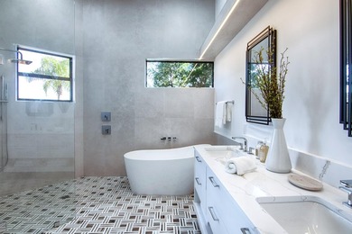 Elegant fully renovated 3 bedroom 3.5 bath single level home - photo 29