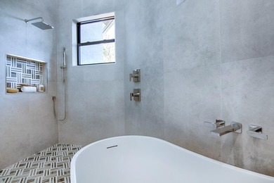 Elegant fully renovated 3 bedroom 3.5 bath single level home - photo 30