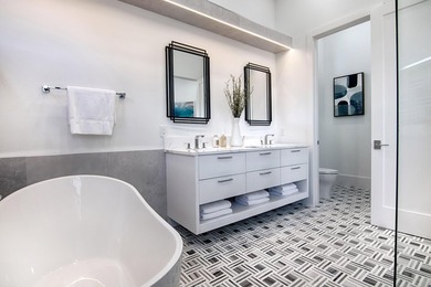 Elegant fully renovated 3 bedroom 3.5 bath single level home - photo 32