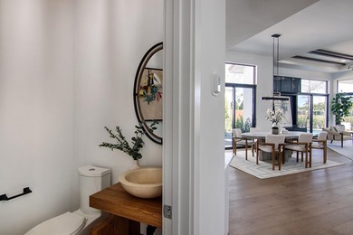 Elegant fully renovated 3 bedroom 3.5 bath single level home - photo 50