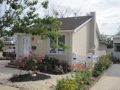 Beautiful Corner Lot Home Located In A Quiet Oceanside - photo 1