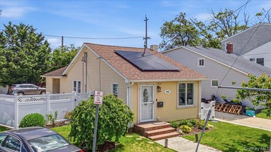 Beautiful Corner Lot Home Located In A Quiet Oceanside - photo 2
