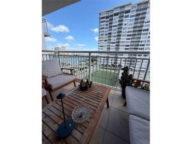 Spacious 2-bedroom, 2-bathroom apartment featuring a beautiful - photo 11
