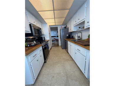 Spacious 2-bedroom, 2-bathroom apartment featuring a beautiful - photo 15