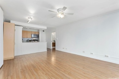 Experience true urban island living in this high-floor - photo 2