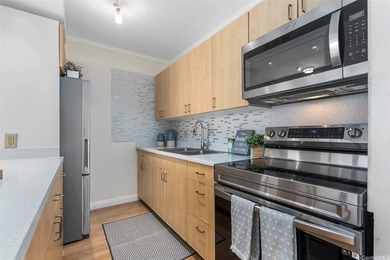Experience true urban island living in this high-floor - photo 6