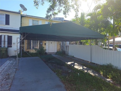 (private lake, pond, creek) Townhome/Townhouse For Sale in Hialeah Florida