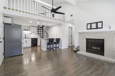 Just minutes from the beach, this charming 2-bedroom, 2-bath - photo 2