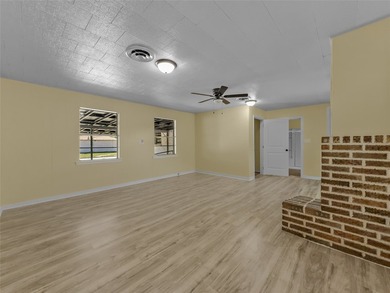 Welcome to this charming Vernon residence offering comfort - photo 2