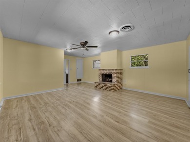 Welcome to this charming Vernon residence offering comfort - photo 3