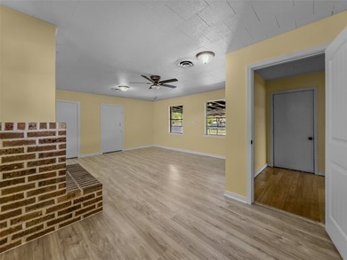 Welcome to this charming Vernon residence offering comfort - photo 4