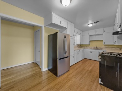 Welcome to this charming Vernon residence offering comfort - photo 5
