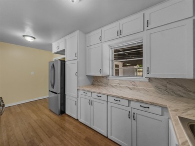 Welcome to this charming Vernon residence offering comfort - photo 6