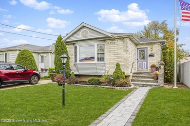 First time on the market! This detached 3-bedroom, 2-bath ranch - photo 1