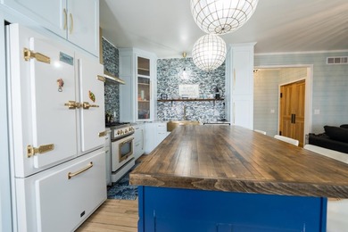Stunning lake view luxury estate with dual living potential! - photo 17