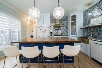 Stunning lake view luxury estate with dual living potential! - photo 18