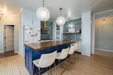 Stunning lake view luxury estate with dual living potential! - photo 19