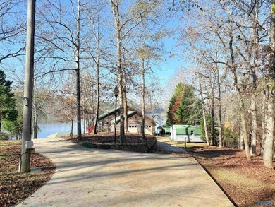 Neely Henry Lake Home For Sale in Ohatchee Alabama