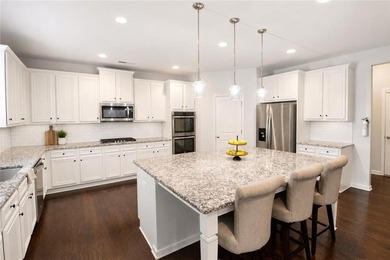 Welcome to this stunning, move-in-ready traditional estate - photo 6