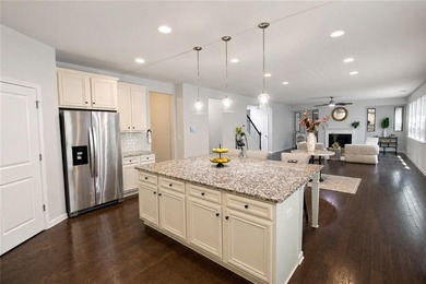 Welcome to this stunning, move-in-ready traditional estate - photo 8