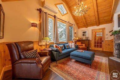 The idyllic and quintessential Adirondack Cottage that everyone - photo 4