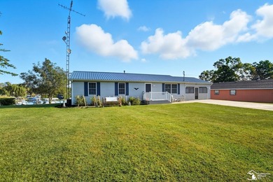 1248 sq ft 3 bed 2 full bath home on private Merry Lake. Main - photo 3