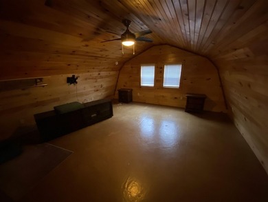 Immaculate 11/2 story cabin located near the shores of Barren - photo 14