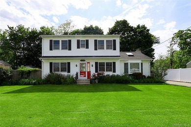 Welcome to this warm and inviting Colonial in the heart of Bay - photo 1