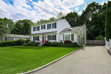 Welcome to this warm and inviting Colonial in the heart of Bay - photo 2
