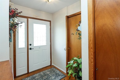Welcome to this warm and inviting Colonial in the heart of Bay - photo 3