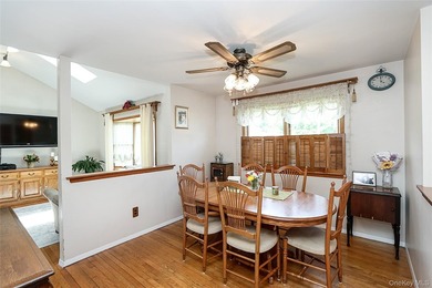 Welcome to this warm and inviting Colonial in the heart of Bay - photo 4