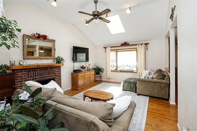 Welcome to this warm and inviting Colonial in the heart of Bay - photo 8