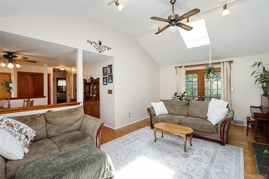 Welcome to this warm and inviting Colonial in the heart of Bay - photo 10