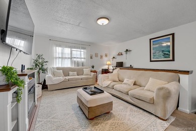 Welcome to Hyde Park in the heart of Kew Gardens Hills! This - photo 2
