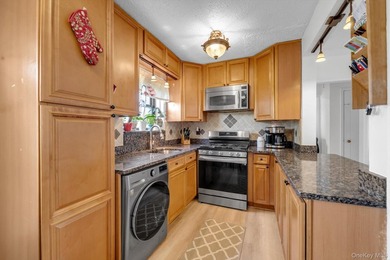Welcome to Hyde Park in the heart of Kew Gardens Hills! This - photo 4