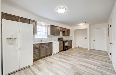 Welcome to 12302 Country Club Drive in the desirable Sandy Creek - photo 10