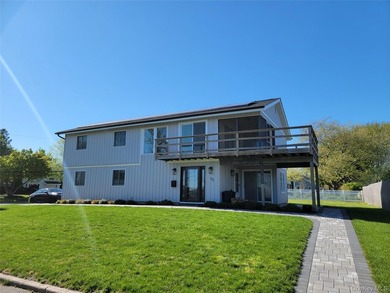 Deeded Beach and Dock Rights. Exceptional opportunity in one of - photo 1