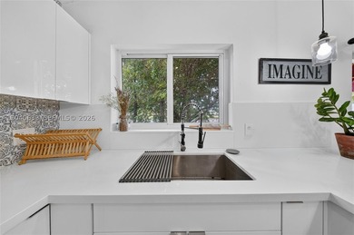 Beautifully remodeled 2-bedroom, 2-bath corner single-family - photo 13