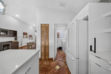 Beautifully remodeled 2-bedroom, 2-bath corner single-family - photo 14
