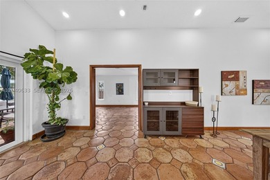 Beautifully remodeled 2-bedroom, 2-bath corner single-family - photo 15