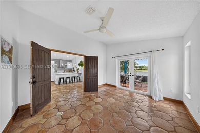 Beautifully remodeled 2-bedroom, 2-bath corner single-family - photo 17