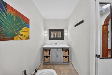 Beautifully remodeled 2-bedroom, 2-bath corner single-family - photo 23