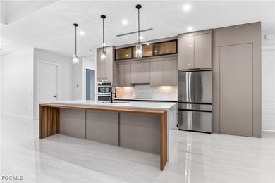 Southern Exposure Luxurious New Pool Home Nestled in the highly - photo 9