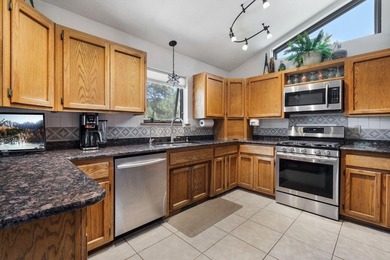 Amazing mountain property with over 10 acres and community - photo 5
