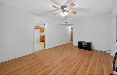 Discover the perfect blend of comfort and space in this - photo 9