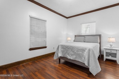 Properties like this with such warmth and character don't come - photo 31