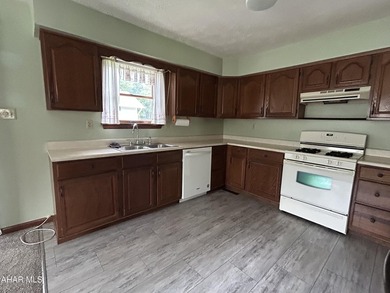 Welcome home to this spacious 3-bedroom, 1.5-bath bi-level - photo 12